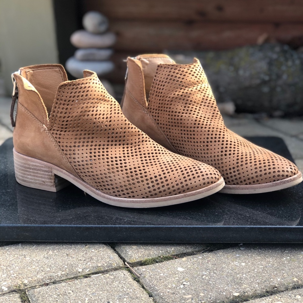 Dolce Vita ankle booties Size 7.5